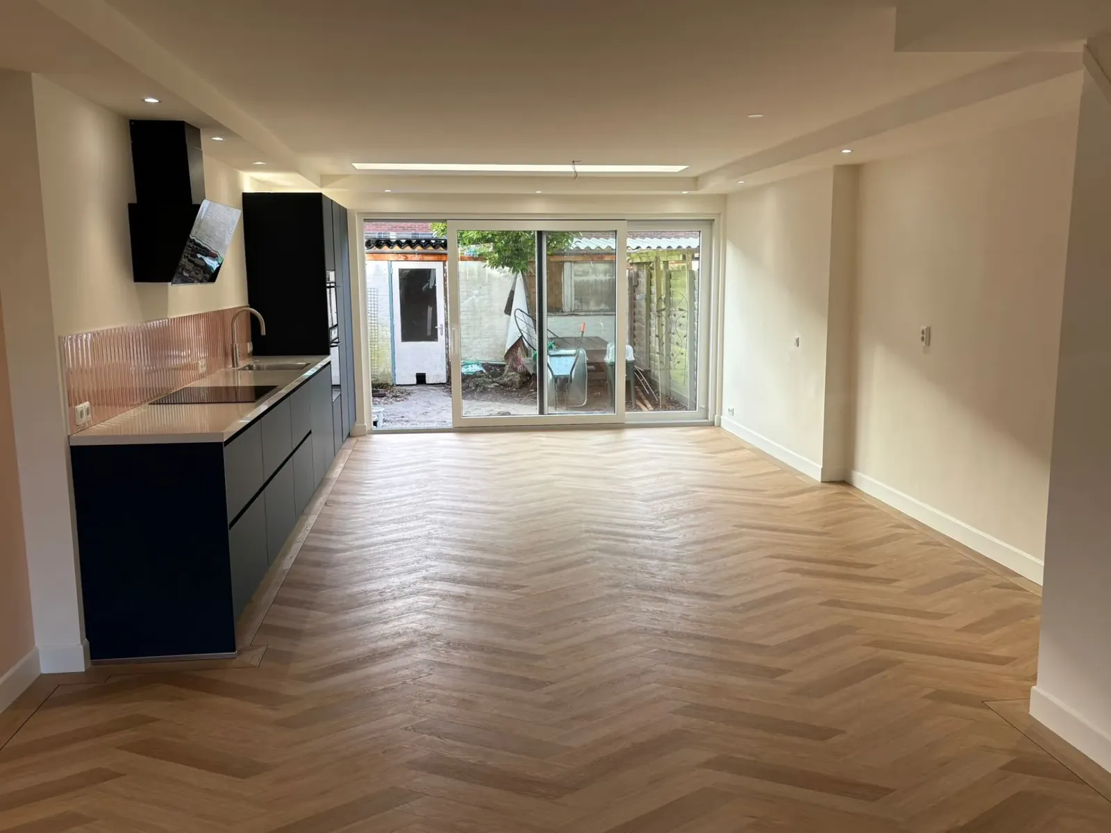 Visgraat PVC-vloer gelegd door C.V.S. in een moderne woonkamer