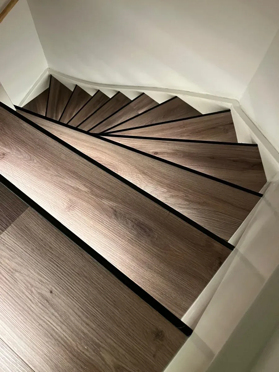 Woningstoffering door C.V.S. — visgraat PVC-vloer en traprenovatie — foto 5